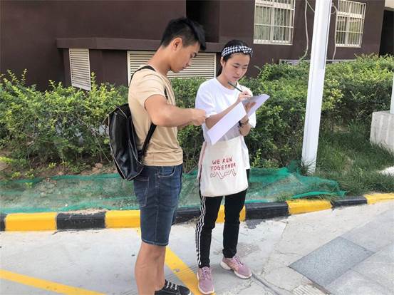 队长龙永富和队员南宫琛佳在小区商讨